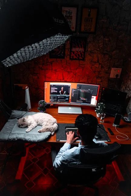 Un écran d’ordinateur moderne affichant un travail de conception web, mettant en valeur des visuels créatifs dans un espace de travail.